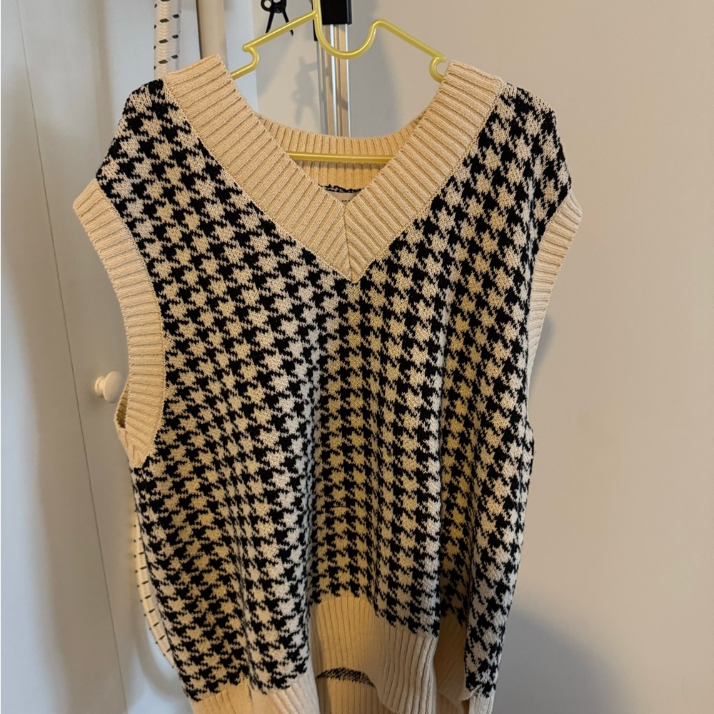 Houndstooth Patterned Sweater Vest